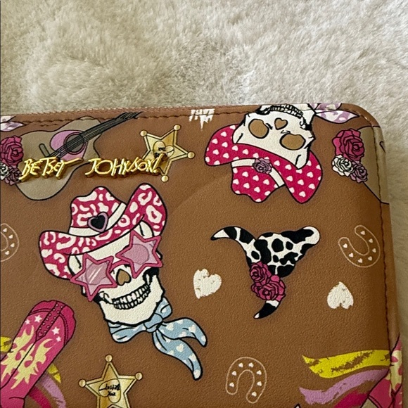 🩷☠️ BETSEY JOHNSON Western Cowboy Skull Print Zip Around Wristlet/Wallet🩷☠️NWT - Picture 4 of 11